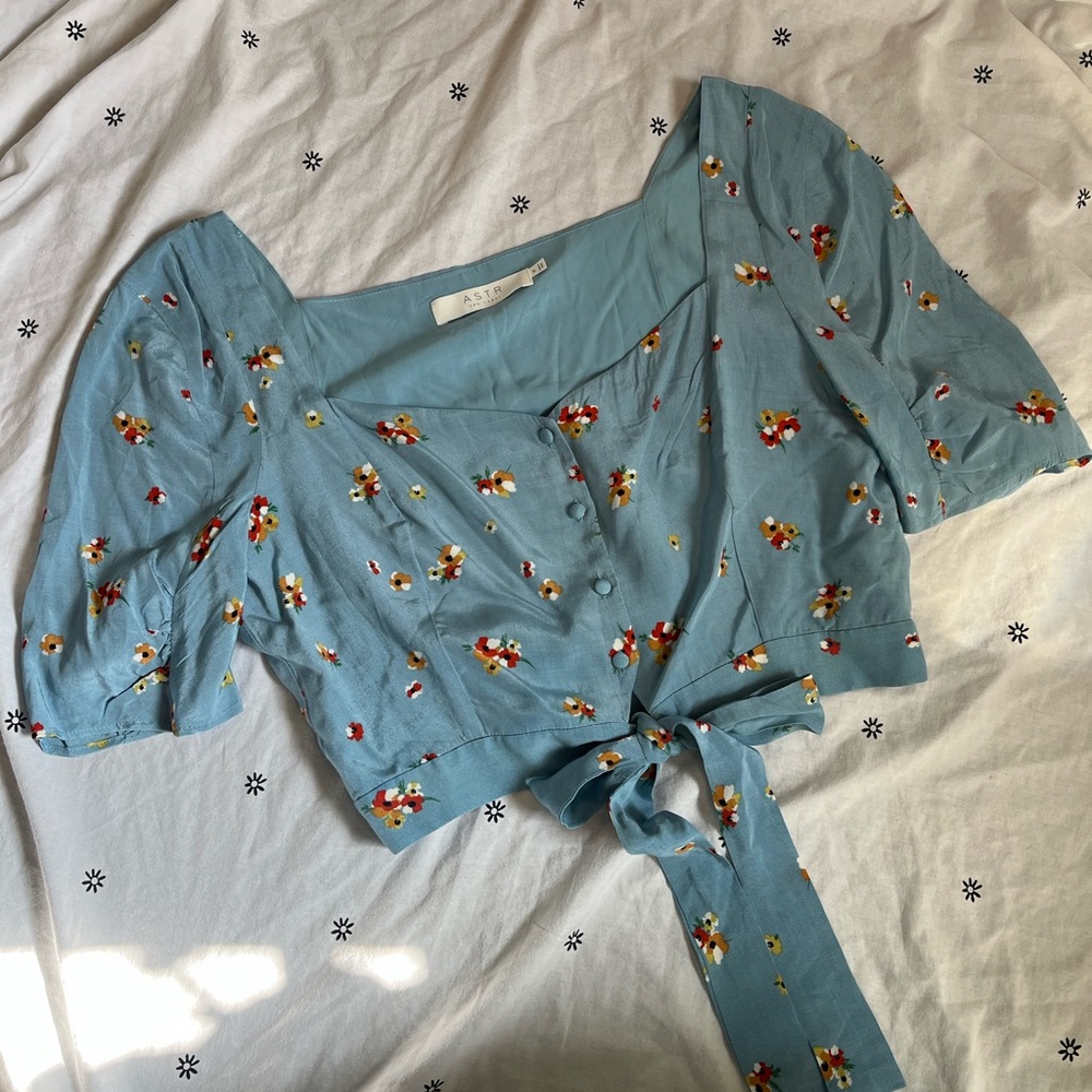 🆕 Astr The Label Faye Floral Button Down Blouse